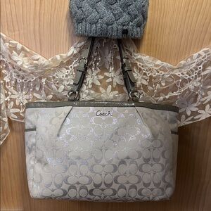 EUC COACH purse. Flawless inside and out. Straps adjustable on both sides. Badge